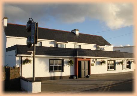 Hopper Inn Bar & Guest Accommodation Ballynaskreena Eksteriør billede